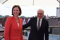Bundespräsident Frank-Walter Steinmeier kommt zum Sommerinterview in den Lippischen Hof in Bad Salzuflen. ZDF-Moderation Bettina Schausten führt das Interview, das für das Politmagazin "Berlin direkt" aufgezeichnet wurde. - © Heidi Stork