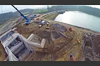 Einbau der Schütztafel in den Staudamm Schieder-See. Foto: Robin Jähne