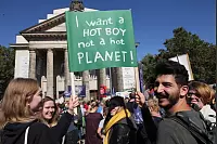 Klima retten: Rund 2000 Menschen gehen in Detmold bei der bislang größten "Fridays for Future"-Demo auf die Straße. - © Bernhard Preuss