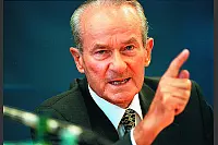 Reinhard Mohn baute Bertelsmann zu dem international tätigen Medienkonzern aus, der er heute ist. Er war der Vorstandsvorsitzende von 1971 bis 1981, nachdem Bertelsmann 1971 in eine Aktiengesellschaft umgewandelt wurde.Er starb im Jahr 2009. - © Vornbäumen