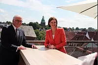 Bundespräsident Frank-Walter Steinmeier kommt zum Sommerinterview in den Lippischen Hof in Bad Salzuflen. ZDF-Moderation Bettina Schausten führt das Interview, das für das Politmagazin "Berlin direkt" aufgezeichnet wurde. - © Heidi Stork