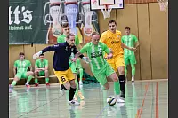 Ahmsens J&ouml;rn Seifert bestraft den "Ausflug" des Torwart Leonard Beer (Eintracht Lemgo) mit einem Tor. - &copy; Paul Cohen