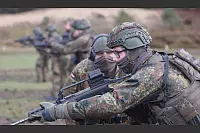 Freiwilliger Wehrdienst 2025: Junge Männer schießen mit dem G36 im Rahmen der Grundausbildung - © Justus Rahn