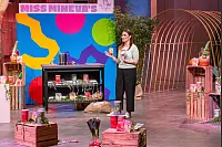 Minever Zevker präsentiert den "Löwen" mit Miss Mineva´s fermentierte Tütensuppen. Sie erhofft sich ein Investment von 200.000 Euro für 10 Prozent der Firmenanteile. - © RTL / Bernd-Michael Maurer