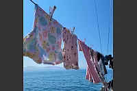 Wäschewaschen ist komplizierter als zu Land: Abhängig vom Wetter und von Waschsalons - © Denise Brömstrup