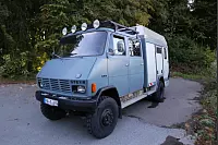 Ein neuer Look für einen alten Helden: Der ehemalige Feuerwehrwagen, nun ein gemütlicher Camper, bereit für Abenteuer. - © Lena Kley