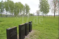 Schwarze Gedenksteine stehen in Auschwitz-Birkenau überall dort, wo die Asche der Mordopfer verstreut wurde - © Silke Buhrmester(LZ)