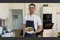 Tag 2 mit Gastgeber Morris aus Bünde. Bei ihm gibt es unter anderem eine Tomaten-Erdbeer-Suppe und Ratatouille. - © RTL / ITV Studios Germany