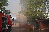 Brand "Zur Alten Wasserm&uuml;hle, Kalletal-Langenholzhausen
Auf der R&uuml;ckseite der Wasserm&uuml;hle konnte ein weiterer Angriffstrupp das &Uuml;bergreifen der Flammen auf das benachbarte Gemeindehaus verhindert werden. - &copy; Foto: Watermann