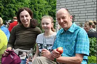 Verdiente Pause: (von links) Silvia Hesse, Charlotte Becker und Jobst Schmidtmeier stärken sich mit Wasser und Äpfel. - © Erol Kamisli