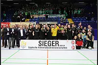2024: Neuer Zuschauerrekord bei einer Endrunde. Knapp 4000 Besucher sehen packende Begegnungen, Ausrichter ist der JFV Lippe. Der Sieger der Herzen heißt SG Belle-Cappel-Leopoldstal, dessen Anhänger für super Stimmung sorgen. Ihre Lieblinge stürmen bis ins Finale, wo sie dem Post-TSV Detmold nach Neunmeterschießen unterliegen. Zum Matchwinner für den Landesligisten avanciert Keeper Marcel Zimmer. 2:2 heißt es nach 20 Minuten, das Neunmeterschießen geht mit 3:0 an die Postler. Der beste Spieler ist Belles Robin Schlingmann, der unter anderem fünf Tore erzielt. - © Paul Cohen