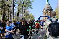 Damit es auf der Strecke nicht zum Stau kommt, werden die Läufer in verschiedene Startgruppen aufgeteilt. Rund 30 Minuten nach dem ersten Startschuss waren alle 6400 Läufer auf der Strecke. - © Philipp Kersten