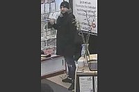 Dieser Mann ist tatverdächtig. Wer kennt ihn? - © Polizei Lippe