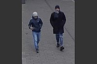 Die beiden Tatverdächtigen gehen zusammen weg. - © Polizei Lippe