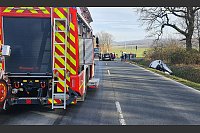 Die Feuerwehr hatte einiges zu tun, unter anderem streute sie die Straße ab. - © Feuerwehr Barntrup