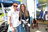 (von links) Nicole Bugl und Cemre Karaarslan, die einen Exopulse Mollii Suit trägt, einen Ganzkörperanzug, der durch Senden eines elektrischen Signals zur Entspannung der betroffenen Muskeln herbeiführt. - © Nicole Ellerbrake