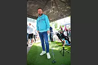 Sebastian Neuhaus vom Golfclub Weserbergland bietet genaue Messungen für Abschläge an - © Nicole Ellerbrake