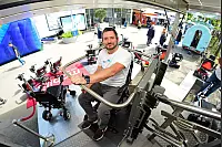 Sascha Kramer vom Vitalzentrum testet den Plattformlift der Firma Mobilis - © Nicole Ellerbrake