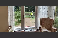 Die Türen in der "Rose in Kalletal" werden gegen das Wasser gesichert. - © Armin Schröder