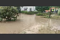 Am Seniorenheim "Die Rose in Kalletal" in Lüdenhausen steht das Wasser. - © Armin Schröder