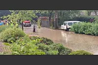 Auch im Rosenweg steht das Wasser. Die Feuerwehr ist im Einsatz. - © Armin Schröder