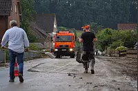 Die Feuerwehr und Anwohner beseitigen am Freitag in Schwelentrup die Folgen der Überflutungen - © FreitagTV/Stock