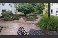 Der Innenhof des Altenpflegeheims "Die Rose im Kalletal" ist durch Schlamm verwüstet. - © Mario Hecker