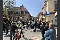 Zahlreiche Zuschauer feuern die Hermannsläufer in Oerlinghausen an. - © Karolina Schmidt