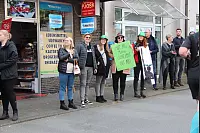 Ein paar Zuschauer setzten auf lustige Plakate. - © Karolina Schmidt