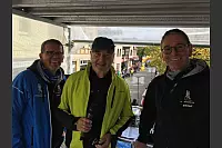 Horst Biere (Mitte) von der LG Oerlinghausen machte über das Mikrofon Stimmung. Hartmut Ringel (links) und Hartmut Ortstadt (rechts) unterstützten ihn. - © Karolina Schmidt