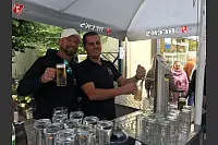 Tobias Sommer und Marlon Begisholli von dem Bistro "Klappe 30" versorgen die Zuschauer mit frisch gezapftem Bier. - © Karolina Schmidt