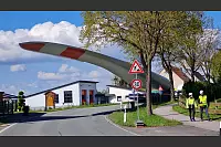 Die Kurve ist nicht ohne. Fast ein wenig bedrohlich schiebt sich der Flügel an der Brenkerfeldstraße um die Ecke. - © Marianne Schwarzer