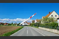 Der Kreis Lippe ist erreicht: Am Stübbeweg werden die Dimensionen des Flügels im Vergleich zu den Häusern sichtbar. - © Marianne Schwarzer