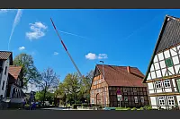 Technik der Zukunft trifft auf traditionelle Architektur: Ein Kontrast, der fesziniert. - © Marianne Schwarzer