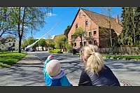 Guck mal Mama, da kommt es: Der kleine Lukas ist ganz aufgeregt, als sich der Flügel ihm entgegenschiebt. - © Marianne Schwarzer