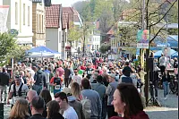 Die Oerlinghauser Hauptstraße ist voll. Hunderte Zuschauer feuern die Läufer an. - © Karolina Schmidt
