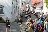 Ein dichtes Läuferfeld schlängelt sich durch die Oerlinghauser Straßen. - © Karolina Schmidt
