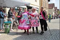 Diese Frauen haben sich besonders in Schale geworfen: Mit "Happy Birthday"-Kleidern wandern sie Richtung Sparrenburg. Schließlich ist es der 50. Hermannslauf - ein Jubiläum. - © Karolina Schmidt