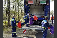 Überschüssige Klamotten können die Läufer in ihre Startbeutel packen. Diese werden traditionell von der THW Jugend sicher verwahrt und an das Ziel transportiert. - © Philipp Kersten