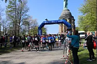 Damit es auf der Strecke nicht zum Stau kommt, werden die Läufer in verschiedene Startgruppen aufgeteilt. Rund 30 Minuten nach dem ersten Startschuss waren alle 6400 Läufer auf der Strecke. - © Philipp Kersten