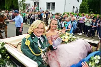 Königin Luisa Wiechers hat sich ganz klassisch für die Schützenuniform entschieden, während ihre Partnerin und Prinzessin Kerstin Milchberger ein Königinnenkleid trägt. - © Nicole Ellerbrake