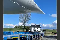 Die Rotorblätter werden angeliefert. - © Silke Buhrmester