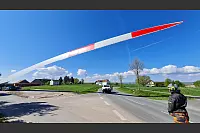Jetzt geht es auf der Lother Höhe in den Alltagsverkehr zwischen Steinheim und Lothe. Dazu müssen die Fahrzeuge mal kurz halten. - © Marianne Schwarzer