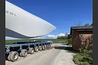 Die Rotorblätter werden angeliefert. - © Silke Buhrmester