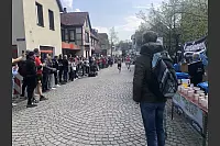 Die ersten Läufer bahnen sich ihren Weg durch Oerlinghausen. Auf dem Foto zu sehen sind Niklas Hänze vom TV Konstanz, gefolgt von Erik Peters vom LC Paderborn. - © Karolina Schmidt