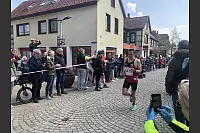 Niklas Hänze vom TV Konstanz führt das Führungsquartett in Oerlinghausen an. Dicht gefolgt von von Erik Peters vom LC Paderborn, Patrick Boehme vom TSVE 1890 Bielefeld und Rekordsieger Elias Sansar vom TuS Eintracht Bielefeld. - © Karolina Schmidt