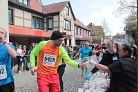 Ein Läufer stärkt sich in Oerlinghausen. - © Karolina Schmidt