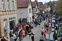 Die Stimmung in Oerlinghausen ist super. Laute Musik, jubelnde Zuschauer und motivierte Läufer fassen den Hermannslauf 2022 zusammen. - © Karolina Schmidt