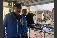 Horst Biere (links) moderiert in Oerlinghausen. Er hat viele Statistiken und natürlich die Namen der Läufer parat. Harmut Ringel unterstützt in dabei. - © Karolina Schmidt