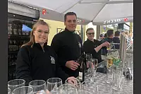 Wegen Corona gibt es auch in diesem Jahr keine Spendenaktion für "Fruchtalarm". Das Team vom Bistro Klappe 30 versorgt die Zuschauer während des Hermannslaufs dennoch mit Getränken. Lena Hoppe, Valon Begisholli und Kai Ziegenhagen sind ein eingespieltes Team. - © Karolina Schmidt